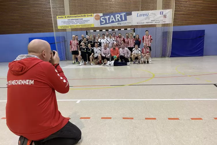 Holger Wildt fotografiert alle Handballer beim Turnier in Mekcenheim vor dem ersten Spiel.