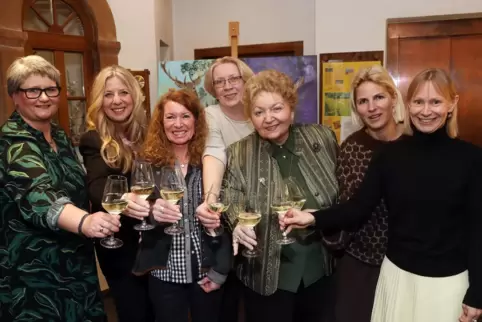 Zum Wohl: (von links) Carmen Ziegler, Andrea Ramsel, Beatrix Rembold, Petra Uhl, Judith Ziegler-Schwaab, Jasmin Schlimm-Thierjun