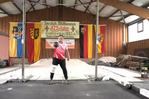 Auch Gewichtshochwurf stand auf dem Programm. Hier Peter Fremgen vom TV Thaleischweiler, der die Latte bei 3,20 Meter liegen hat