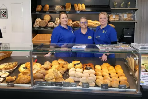 Lisa Landmesser, Susanne Fuhrmann und Pia Kesch (von links) arbeiten in der neuen Bäcker-Filiale.