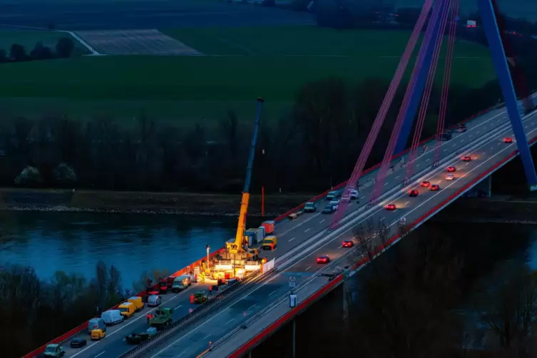 Beleuchtet: Der große gelbe Baukran auf der Rheinbrücke war nicht zu übersehen.