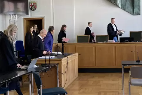 Der neue Torun-Prozess: Der Doppelmörder (im blauen Oberteil) schweigt weiter zu Fragen an ihn. Vorsitzender Richter Karsten Sau