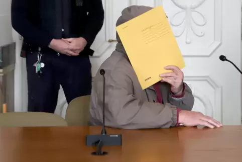 Der Angeklagte zeigt während der Verhandlung kaum eine Regung. 