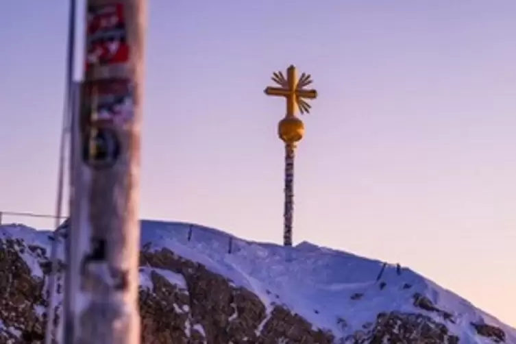 Beliebtes Fotomotiv: Gipfelkreuz auf der Zugspitze. 