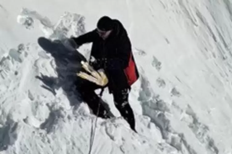 Was funkelt da im Schnee? Julian Fremgen an der Fundstelle. 