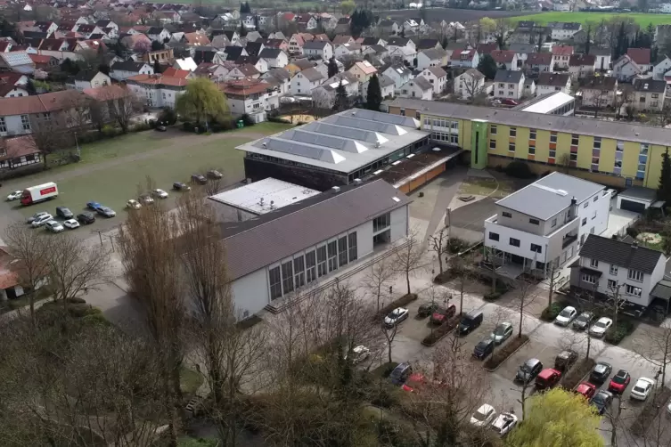 Die Grundschule in Herxheim liegt bei der Festhalle. 