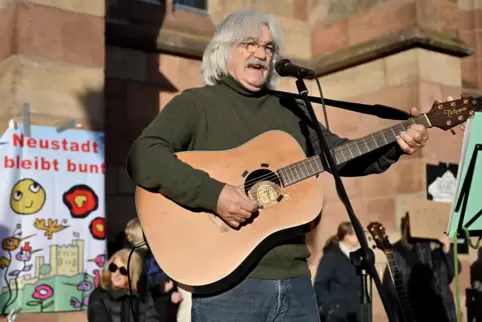 Bunt statt braun: Liedermacher Uli Valnion im Januar bei der Mahnwache gegen Rechtsextremismus auf dem Neustadter Marktplatz. 