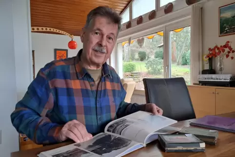 Walter Gelbert mit dem neu erschienenen Buch „Weitere Fotografien des Otto Götz, Kusel – Der Dachbodenfund, 2. Teil“. 