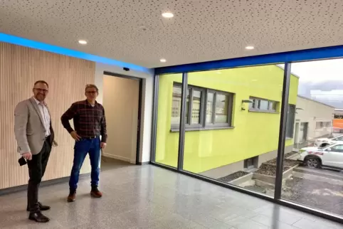 Steffen Antweiler (links) und Oliver Neumeister im Verbindungsteil zwischen dem alten und dem neuen Werksgebäude.