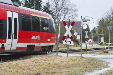 Trotz Rotlicht und akustischem Signal hat eine Frau kurz vor dem nahenden Zug den unbeschrankten Bahnübergang überquert.