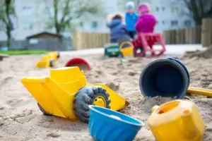 Betreuung in der Kita: Viele Eltern wünschen sich mehr als einen Teilzeitplatz. 