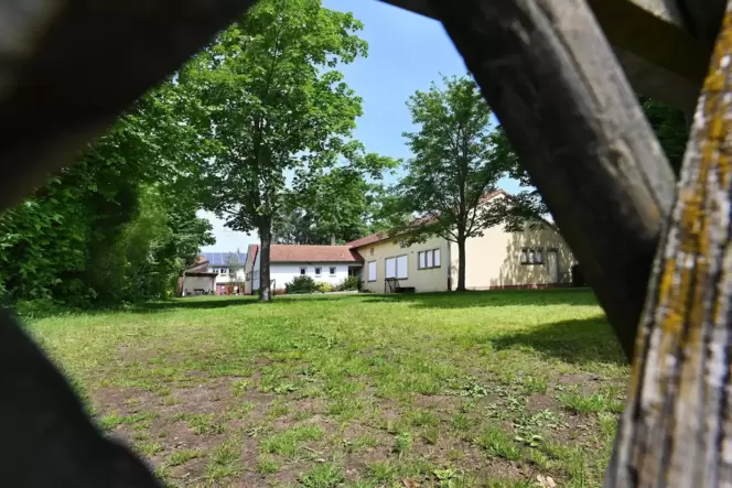 Sollte eigentlich für eine neue Kita weichen: das Pfarrheim in Dudenhofen. Im Hintergrund die Kita St. Kunigunde.