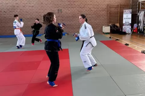 Ju-Jutsu-Kämpferin Lisa Schwingel vom TV Kirchheimbolanden (rechts) im Training zur Vorbereitung auf die DM mit Natascha Hilbert