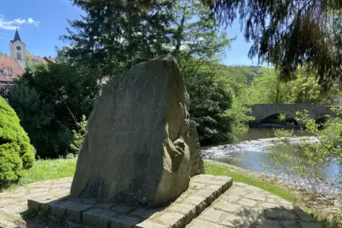 Der Partnerschaftsstein soll versetzt werden, damit der Blick auf die historische Lauterbrücke frei wird. 