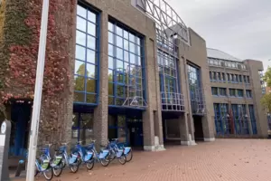 Am Europaplatz in Ludwigshafen: die Kreisverwaltung und ihre Ausländerbehörde. 