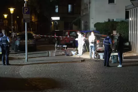 Am Tag der Tat: Polizei und Spurensicherung vor dem Café Roma.