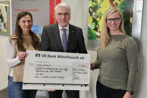 Spende der Emil und Martha Schlarb Stiftung an den Freundes- und Förderkreis der Carl-Orff-Realschule plus in Bad Dürkheim (von 