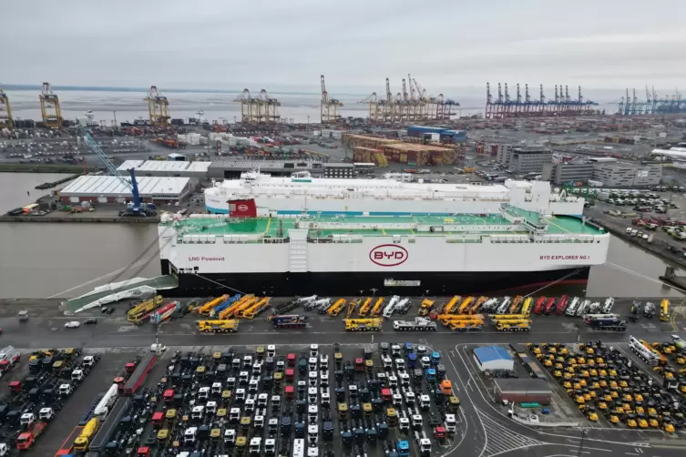 Ein 200 Meter langes Containerschiff mit 3000 Neuwagen an Bord: Ende Februar hat E-Auto-Weltmarktführer BYD seine Fahrzeuge in B