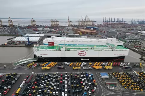Ein 200 Meter langes Containerschiff mit 3000 Neuwagen an Bord: Ende Februar hat E-Auto-Weltmarktführer BYD seine Fahrzeuge in B