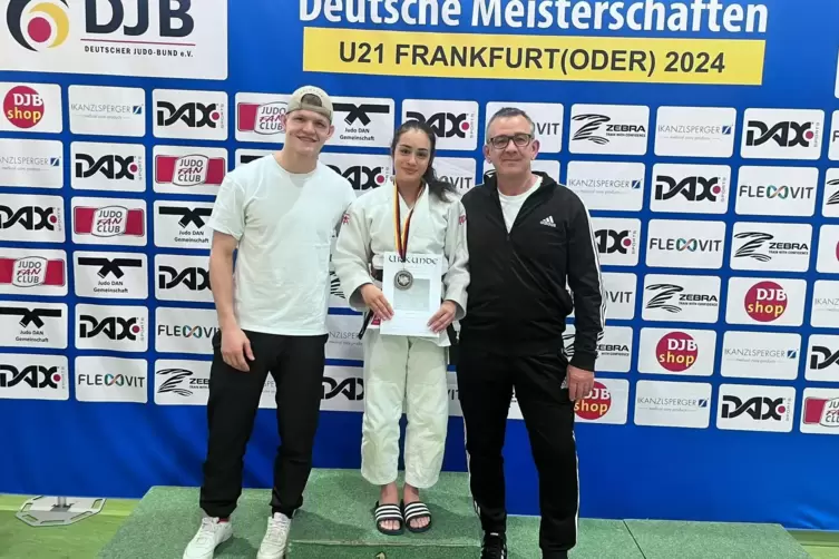 Joya Blöcher (Mitte) freut sich über ihre erste Medaille bei deutschen Meisterschaften mit Heimtrainer Stephan Hahn (rechts). Au