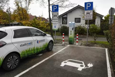 Bei dem E-Auto, hier in Großniedesheim, handelt es sich um einen Viertürer. 