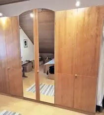 Schlafzimmer bestehend aus: 6-türiger Kleiderschrank (2 Spiegeltüren), Erle Front massiv, Korpus Furnier H: 223 cm, B: 270 cm, T