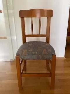 Runder Pinientisch, Durchmesser 120 cm, Höhe 76 cm, ausziehbar; mit 6 dazu passenden Stühlen, sehr warmer Holzton.