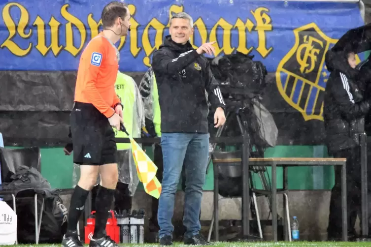 „Haste das nicht gesehen?“: FCS-Coach Rüdiger Ziehl im Gespräch mit Assistent Martin Thomsen. 
