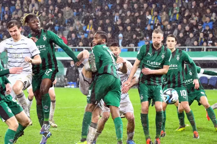 Ein eher seltenes Bild im Viertelfinale: Chaos im Gladbacher Strafraum. 