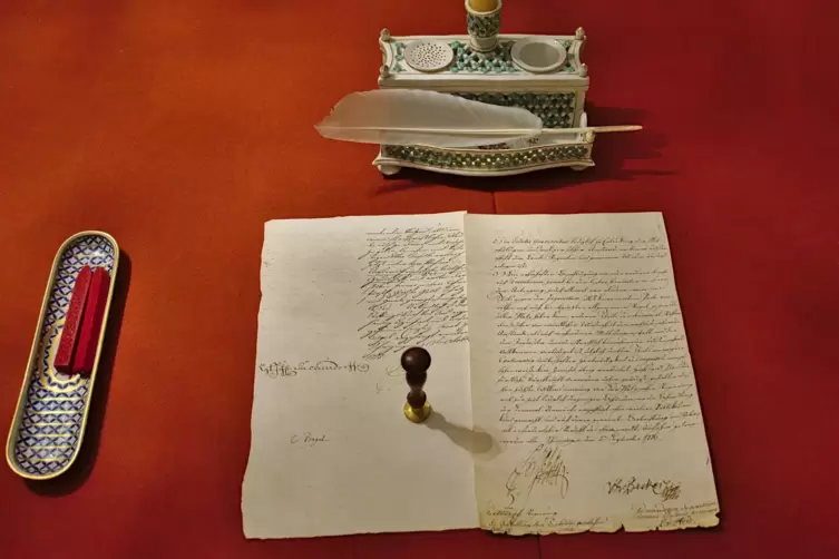 Schreibzeug aus Frankenthaler Porzellan nebst einem Dokument, mit dem der Kurfürst die Folter in der Kurpfalz abschaffte.