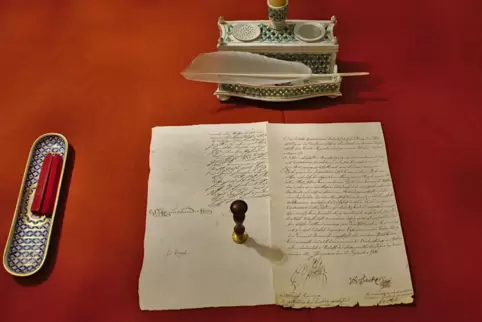 Schreibzeug aus Frankenthaler Porzellan nebst einem Dokument, mit dem der Kurfürst die Folter in der Kurpfalz abschaffte.