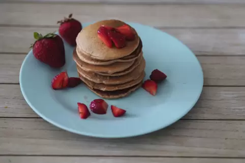 Mit Vitamin-Plus und schnell gebacken: Erdbeer-Pancakes.