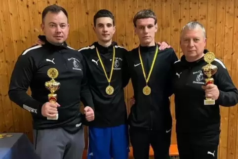 Die zwei Südwestmeister vom Boxclub Pirmasens mit ihren Trainern: (von links) Vitali Litz, Ivan Ahapov, Egor Lukianchenko und Ol