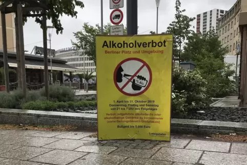 Hinweisschild aus dem Jahr 2019 am Berliner Platz.