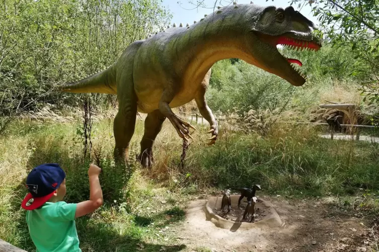 Im Dinosaurierpark Teufelsschlucht: Der Seismosaurus soll das größte Modell seiner Art in Europa sein.