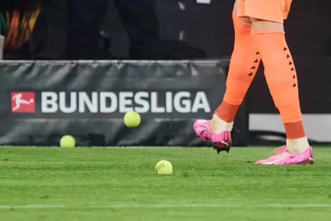 Stoppten letztlich die DFL-Pläne: Tennisbälle auf dem Rasen der Bundesliga-Arenen.