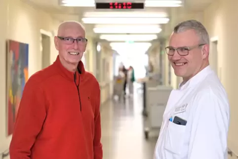 Haben mittlerweile gut lachen: Wolfgang Schmitt (links) wurde im „Diak“ ein Tumor in der Speiseröhre entfernt. Nun ist er auf de