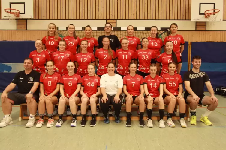 Die TSR-Handballerinnen: (hintere Reihe von links) Madeleine Schäfer, Mona Lütke Streine, Cheyenne Soll, Trainer Timo Steinbach,