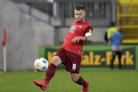 Backen aufgeblasen und Blick nach vorne gerichtet: FCK-Kapitän Jean Zimmer. 