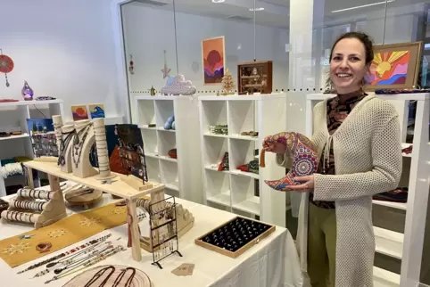 Probierte sich im Dezember im Pop-up-Store in der Fußgängerzone aus: die Zweibrücker Kunsthandwerkerin Manuela Wolter. Fünf Miet