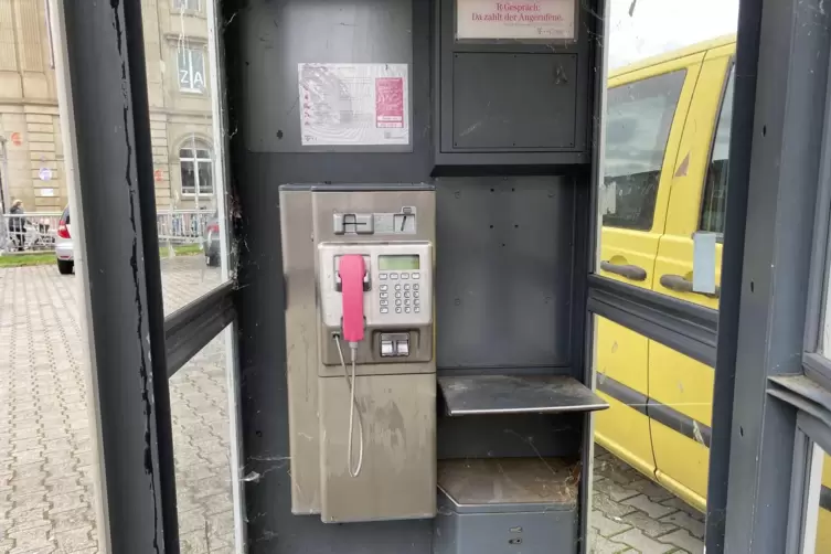 Als erste abgebaut: die Telefonzelle in der Nähe des Frankenthaler Bahnhofs.