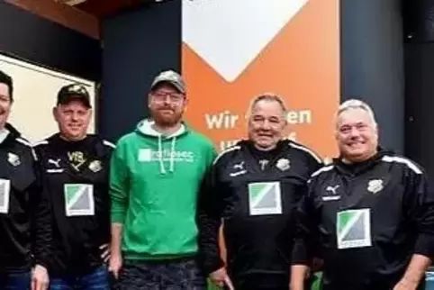 Uwe Renner (Mitte, hier mit Claus Rieger, links, und Jens Hoffmann) hilft auch im Ausschank des VfB Haßloch mit.