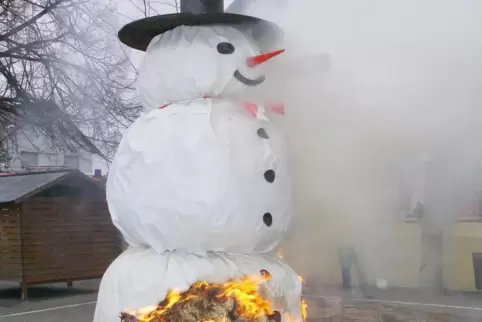 Symbol für das Ende des Winters: Ein Schneemann wird verbrannt. 