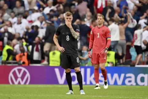 Bestritt sein letztes Länderspiel während der EM 2021 beim Achtelfinal-Aus gegen England: Toni Kroos, rechts Manuel Neuer.