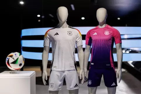 Die offiziellen Trikots der deutschen Fußball-Nationalmannschaft für die kommende Europameisterschaft.