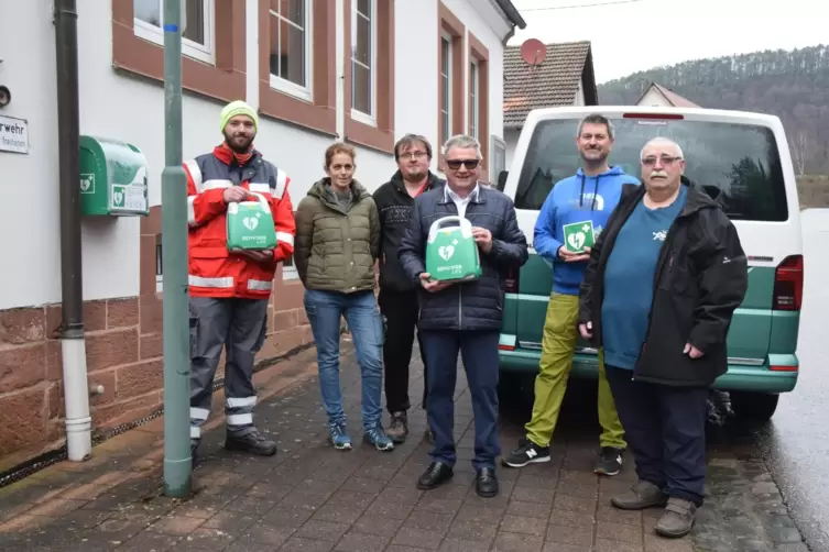 Übergabe der Defibrillatoren: (von links) Daniel Bohm, Yvonne Darsch, Markus Siegenhtaler, Wolfgang Bambey, Thomas Caprano, Paul