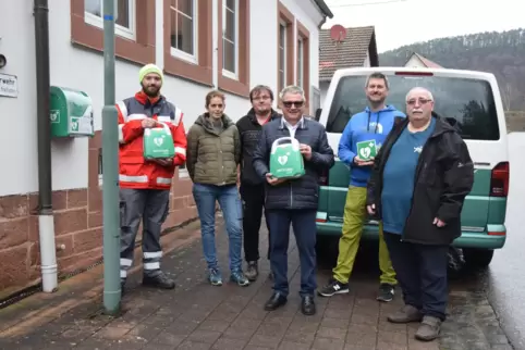 Übergabe der Defibrillatoren: (von links) Daniel Bohm, Yvonne Darsch, Markus Siegenhtaler, Wolfgang Bambey, Thomas Caprano, Paul
