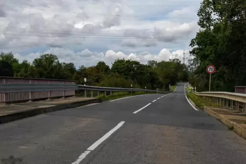 Zu eng für den Schwerlastverkehr: die Brücke über die Bundesstraße bei Mörsch.