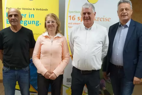 Gewählt (von links): Sportkreisjugendleiter Hubert Wolf, die stellvertretende Sportkreisvorsitzende Anne Bauer sowie der Sportkr Gewählt (von links): Sportkreisjugendleiter Hubert Wolf, die stellvertretende Sportkreisvorsitzende Anne Bauer sowie der Sportkr