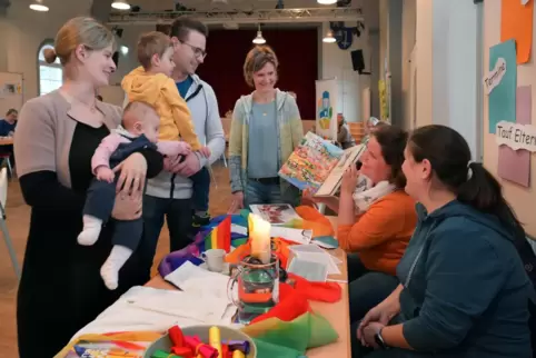 Über Angebote informieren: Kirche, Kitas, Bücherei und einige mehr waren in der Festhalle dabei. Familie Bohm besuchte den Neuge